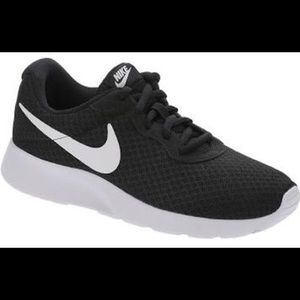 Women’s Nike Tanjun shoes- size 7.5